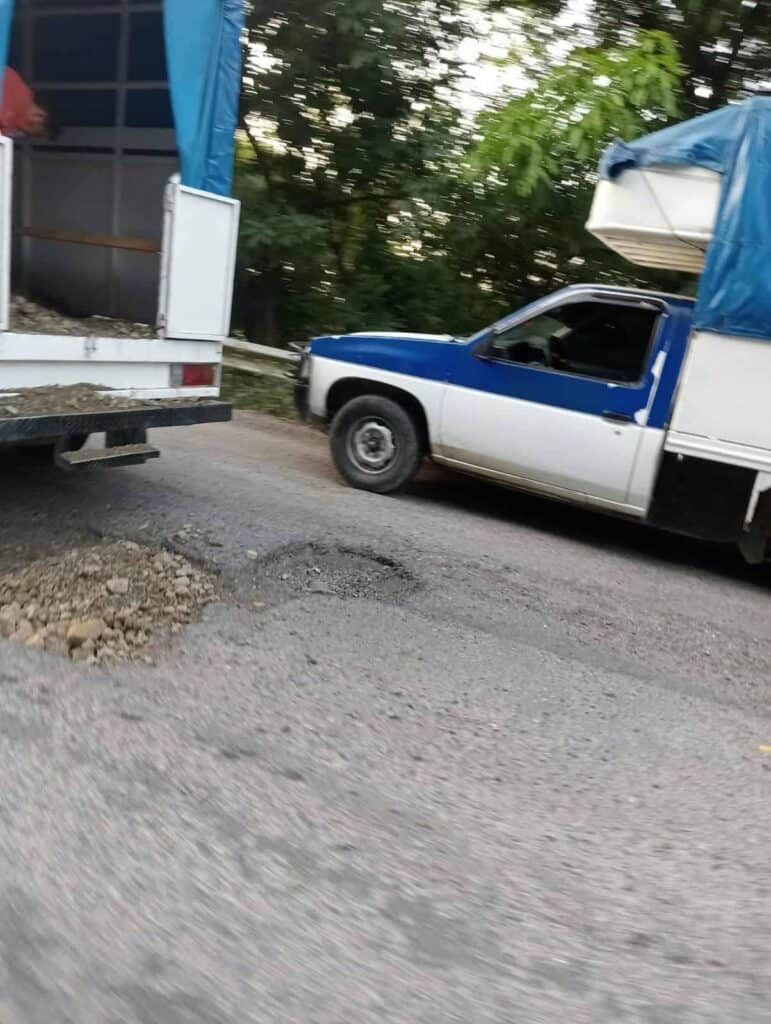 Transportistas toman la iniciativa y reparan baches en la carretera Huejutla-Tlanchinol Transportistas toman la iniciativa y reparan baches en la carretera Huejutla-Tlanchinol