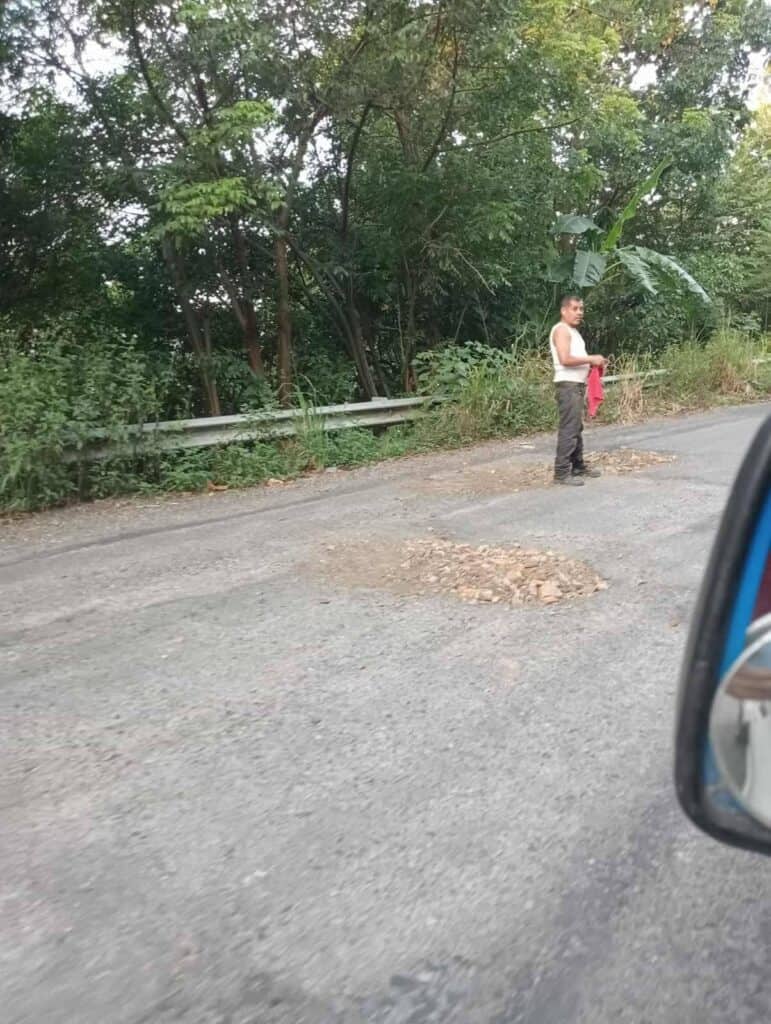Transportistas toman la iniciativa y reparan baches en la carretera Huejutla-Tlanchinol Transportistas toman la iniciativa y reparan baches en la carretera Huejutla-Tlanchinol