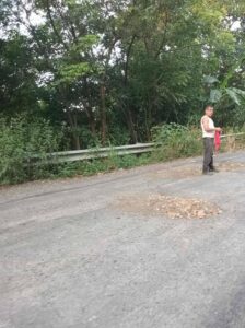 Transportistas toman la iniciativa y reparan baches en la carretera Huejutla-Tlanchinol