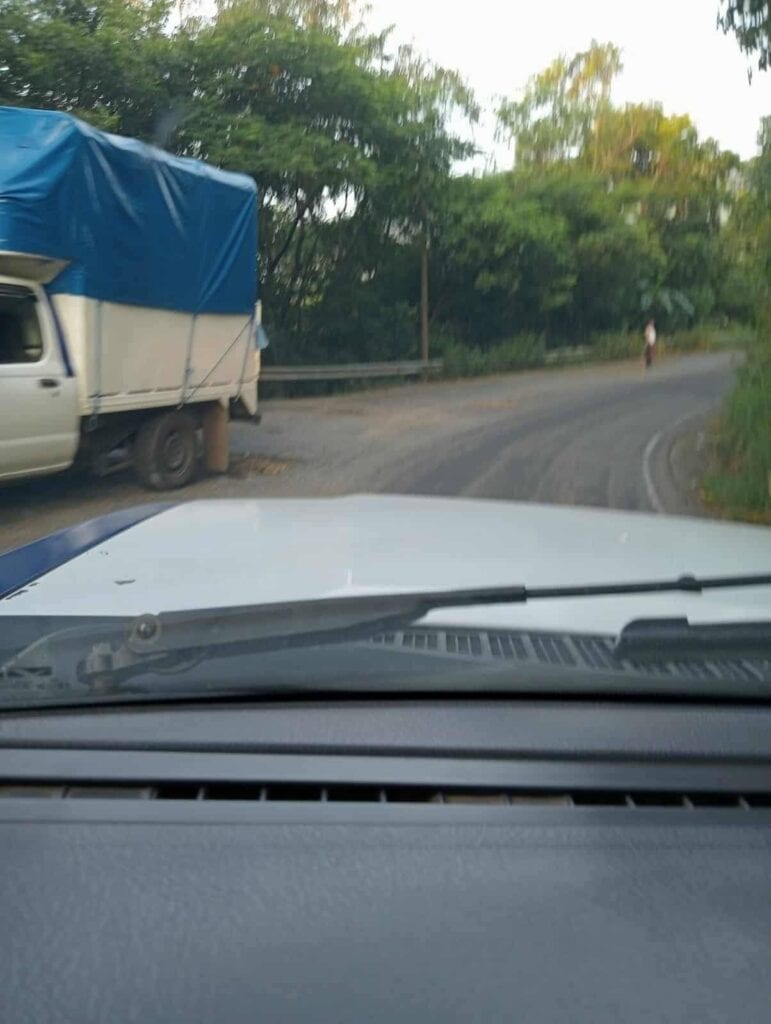 Transportistas toman la iniciativa y reparan baches en la carretera Huejutla-Tlanchinol Transportistas toman la iniciativa y reparan baches en la carretera Huejutla-Tlanchinol