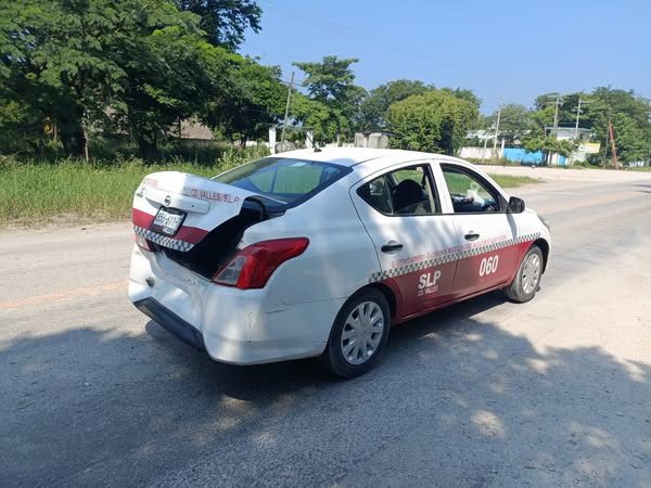 Choque por alcance entre camioneta y auto en carretera Cd. Valles - Mante Choque por alcance entre camioneta y auto en carretera Cd. Valles - Mante