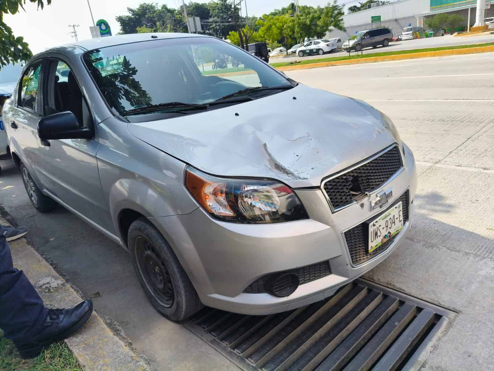 Auto choca por alcance contra autobús urbano en bulevar México-Laredo de Cd. Valles
