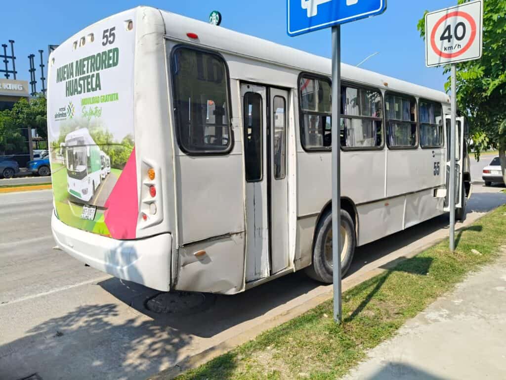 Auto choca por alcance contra autobús urbano en bulevar México-Laredo de Cd. Valles Auto choca por alcance contra autobús urbano en bulevar México-Laredo de Cd. Valles