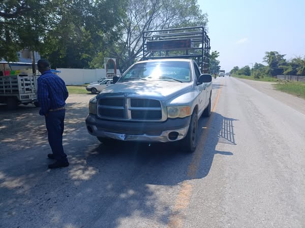 Choque por alcance entre camioneta y auto en carretera Cd. Valles - Mante Choque por alcance entre camioneta y auto en carretera Cd. Valles - Mante