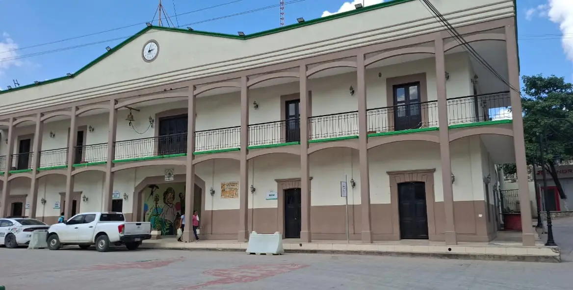 Destituyen a la tesorera municipal de Aquismón por orden judicial