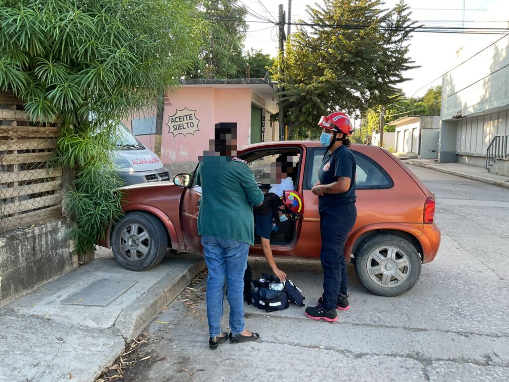 Choque entre taxi y automóvil deja dos lesionadas leves en Tamuín Choque entre taxi y automóvil deja dos lesionadas leves en Tamuín