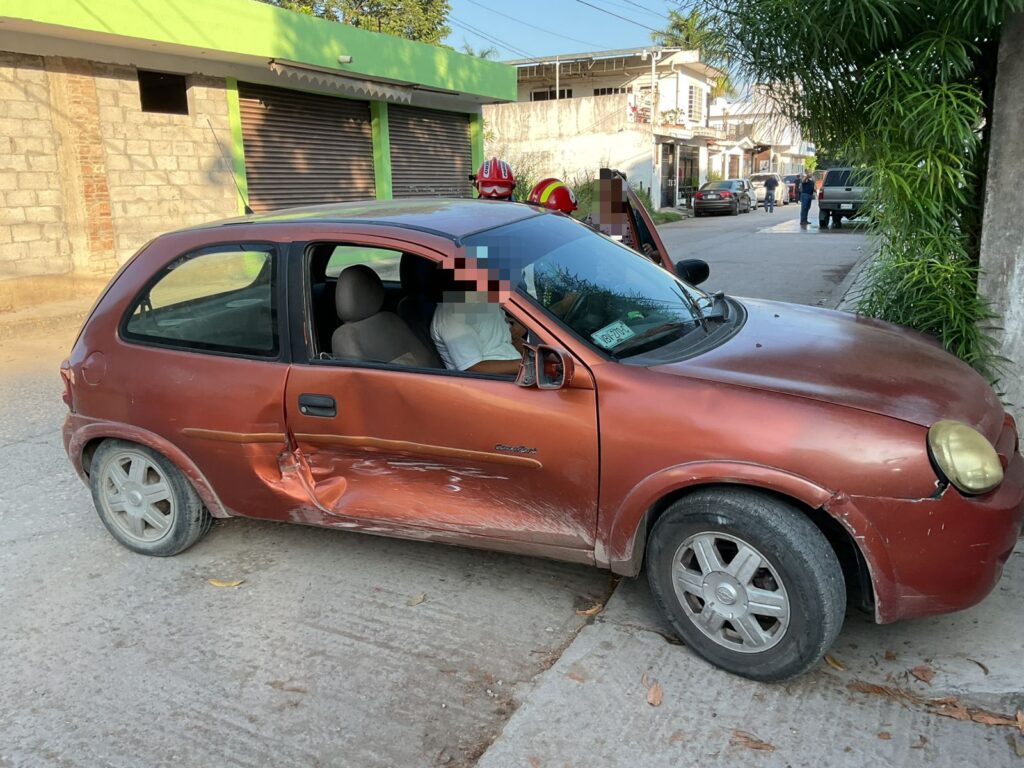 Choque entre taxi y automóvil deja dos lesionadas leves en Tamuín Choque entre taxi y automóvil deja dos lesionadas leves en Tamuín