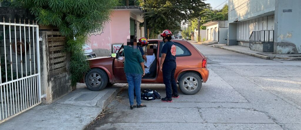 Choque entre taxi y automóvil deja dos lesionadas leves en Tamuín