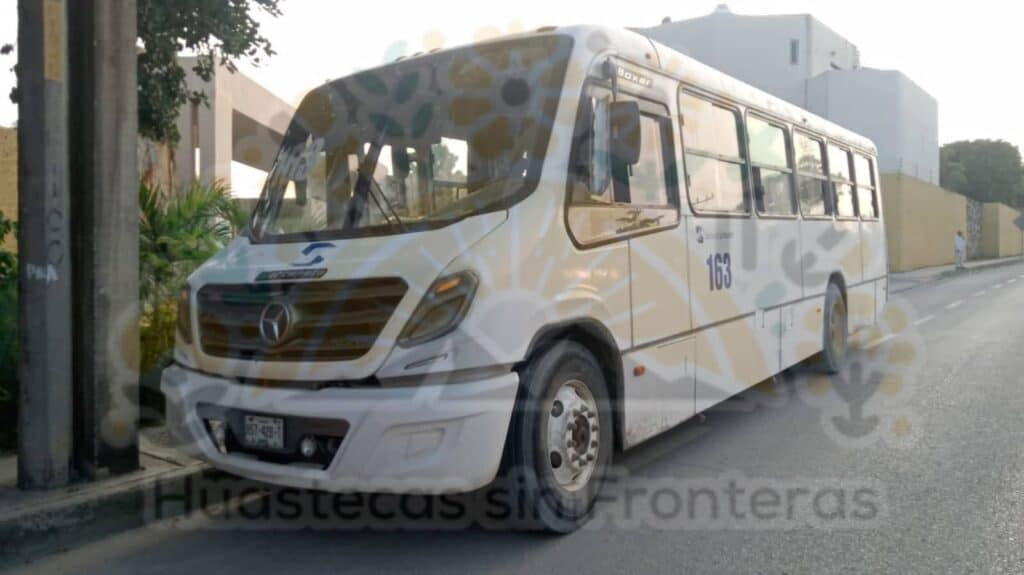 Autobús urbano choca y intenta darse a la fuga en #CdValles