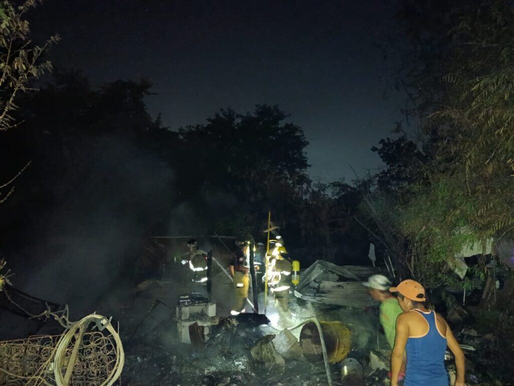 Familia queda sin hogar tras incendio en la Colonia 2 de Enero de Cd. Valles Familia queda sin hogar tras incendio en la Colonia 2 de Enero de Cd. Valles
