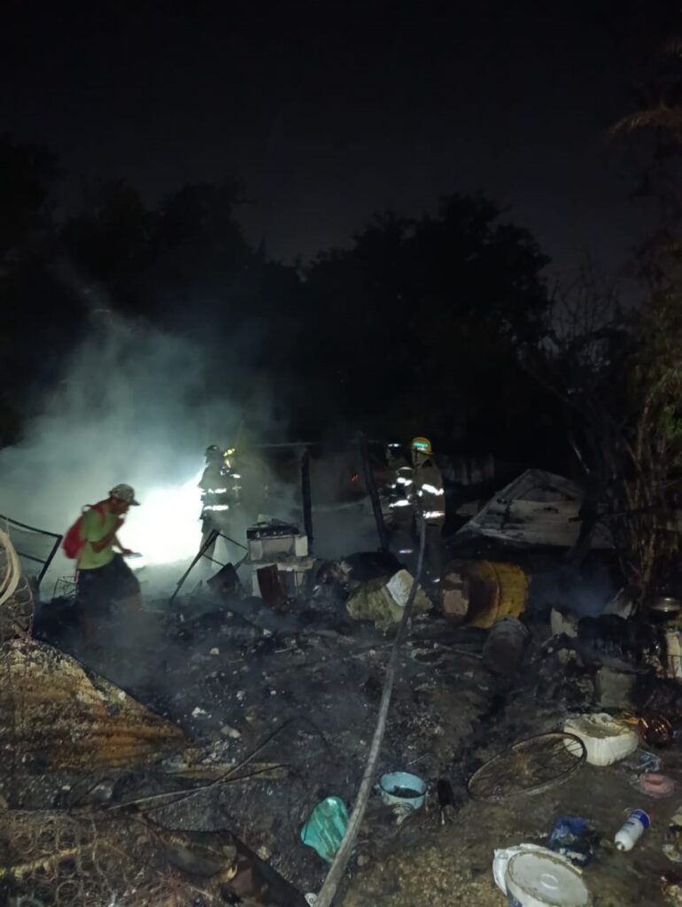 Familia queda sin hogar tras incendio en la Colonia 2 de Enero de Cd. Valles Familia queda sin hogar tras incendio en la Colonia 2 de Enero de Cd. Valles