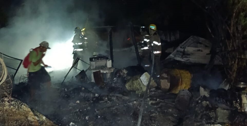Familia queda sin hogar tras incendio en la Colonia 2 de Enero de Cd. Valles