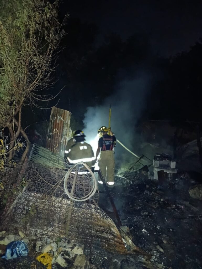 Familia queda sin hogar tras incendio en la Colonia 2 de Enero de Cd. Valles Familia queda sin hogar tras incendio en la Colonia 2 de Enero de Cd. Valles