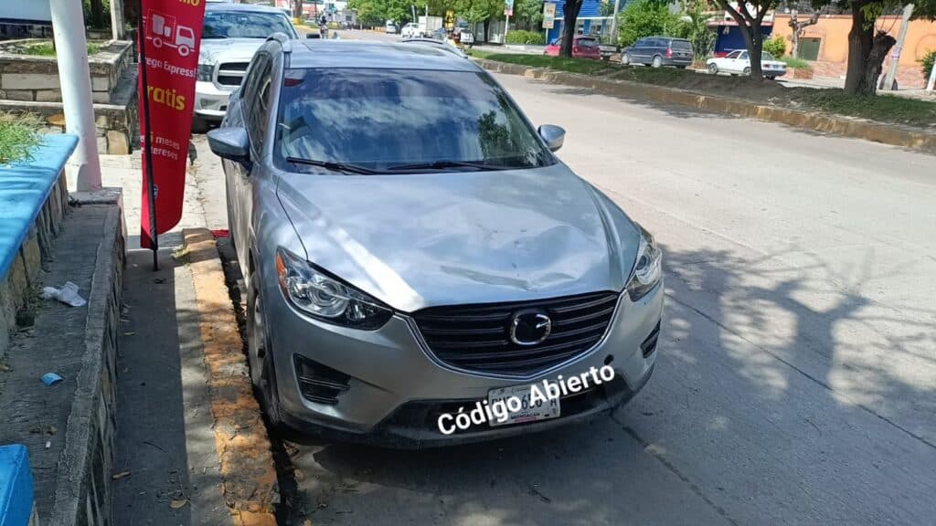 ¡Dos mujeres vandalizaron camioneta en el bulevar!
