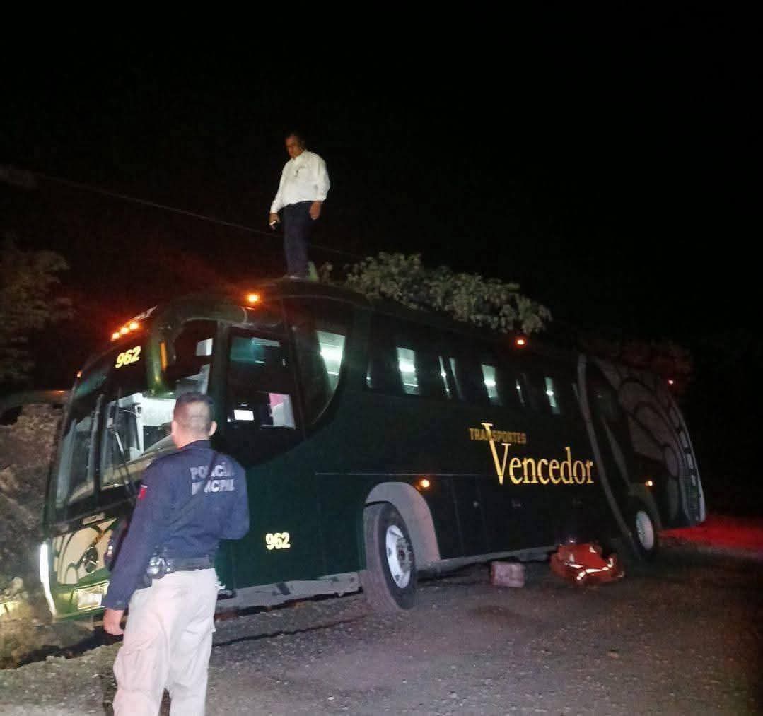 Autobús Vencedor estuvo a punto de volcar en carretera de #Platón Sánchez 🚌⚠️