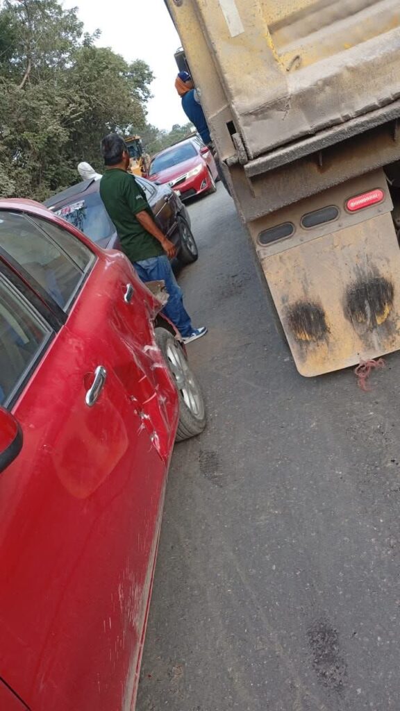 CAOS VIAL POR CHOQUE ENTRE MATERIALISTA Y AUTOMÓVIL EN LA 102