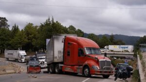Bloquearán carreteras en SLP mañana