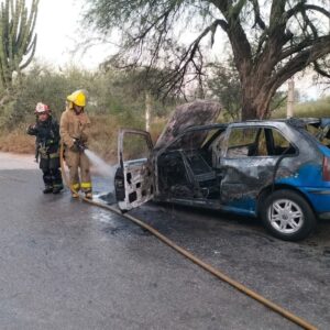 Bomberos de Rioverde controlan incendio de vehículo