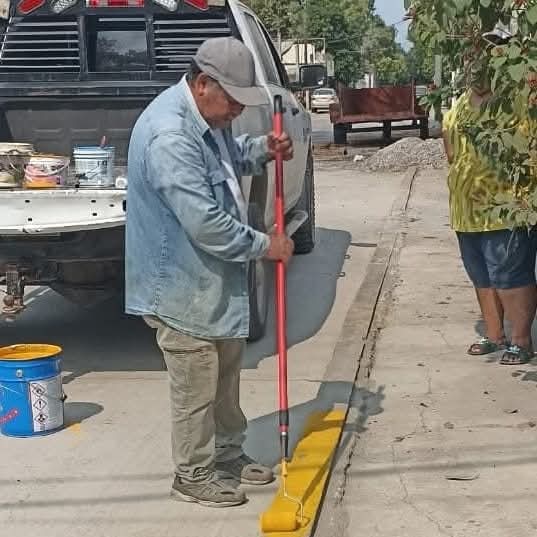 Ciudadanos realizan labores de embellecimiento ante ausencia de acciones municipales