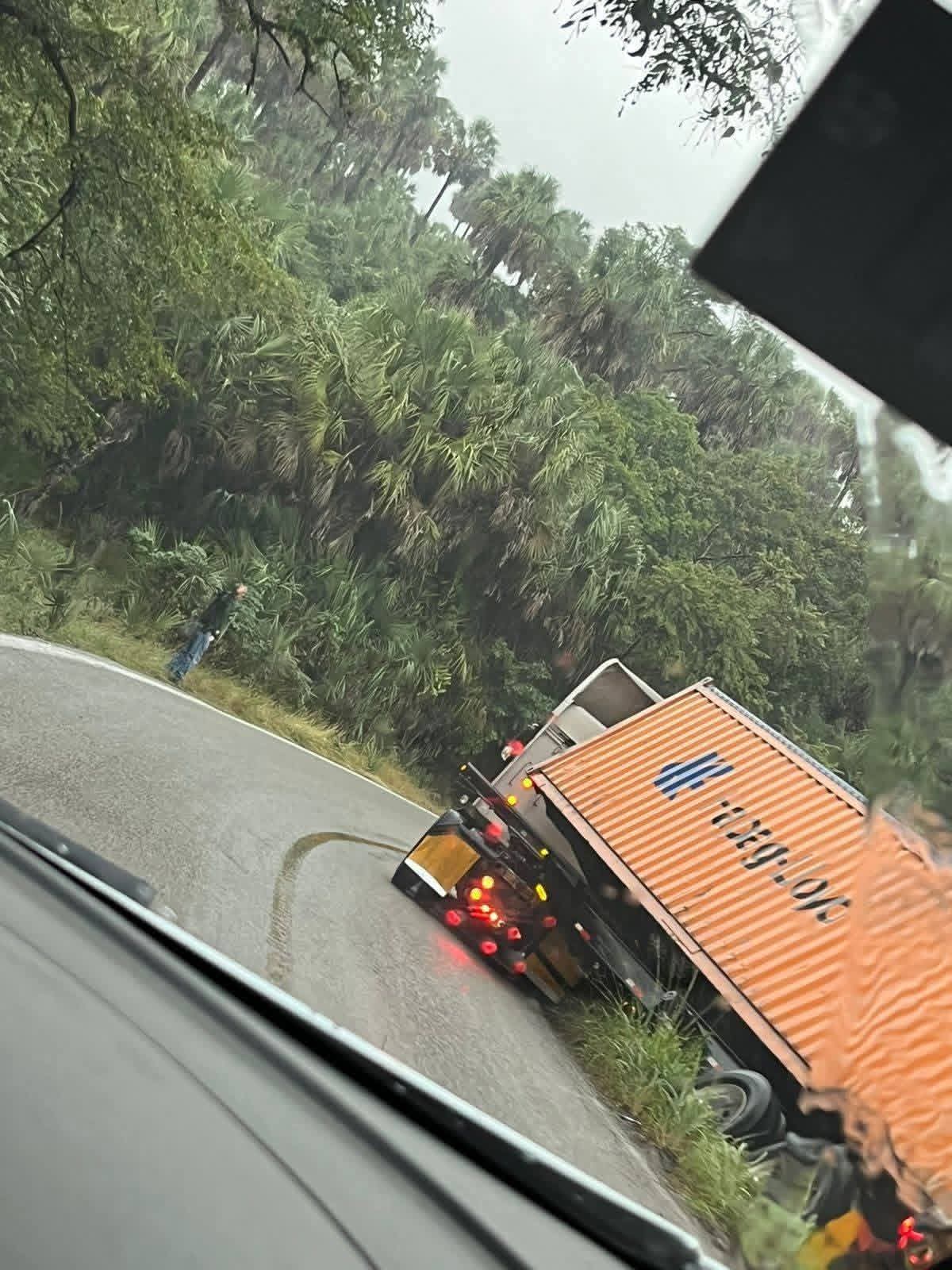🚛🛑 TRÁILER ATRAVESADO EN LA CARRETERA EL NARANJO–CD. MAÍZ