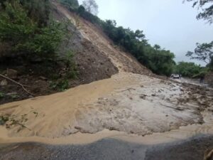 Derrumbe bloquea la vía #Calnali–#Atlapexco