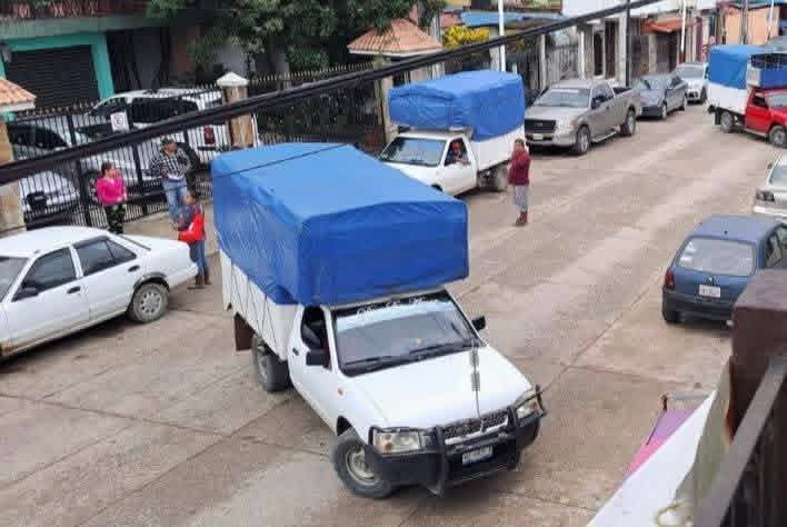 Habitantes de Cruztitla retienen a tres empleados de la CFE para exigir reemplazo de postes en #Huejutla