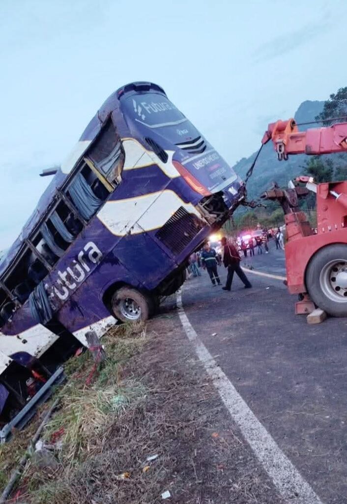 Cierre total de la carretera federal México–Tampico a la altura de #Tlanchinol por accidente