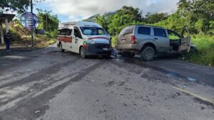 Choque entre transporte público y vehículo particular en #Xochiatipan