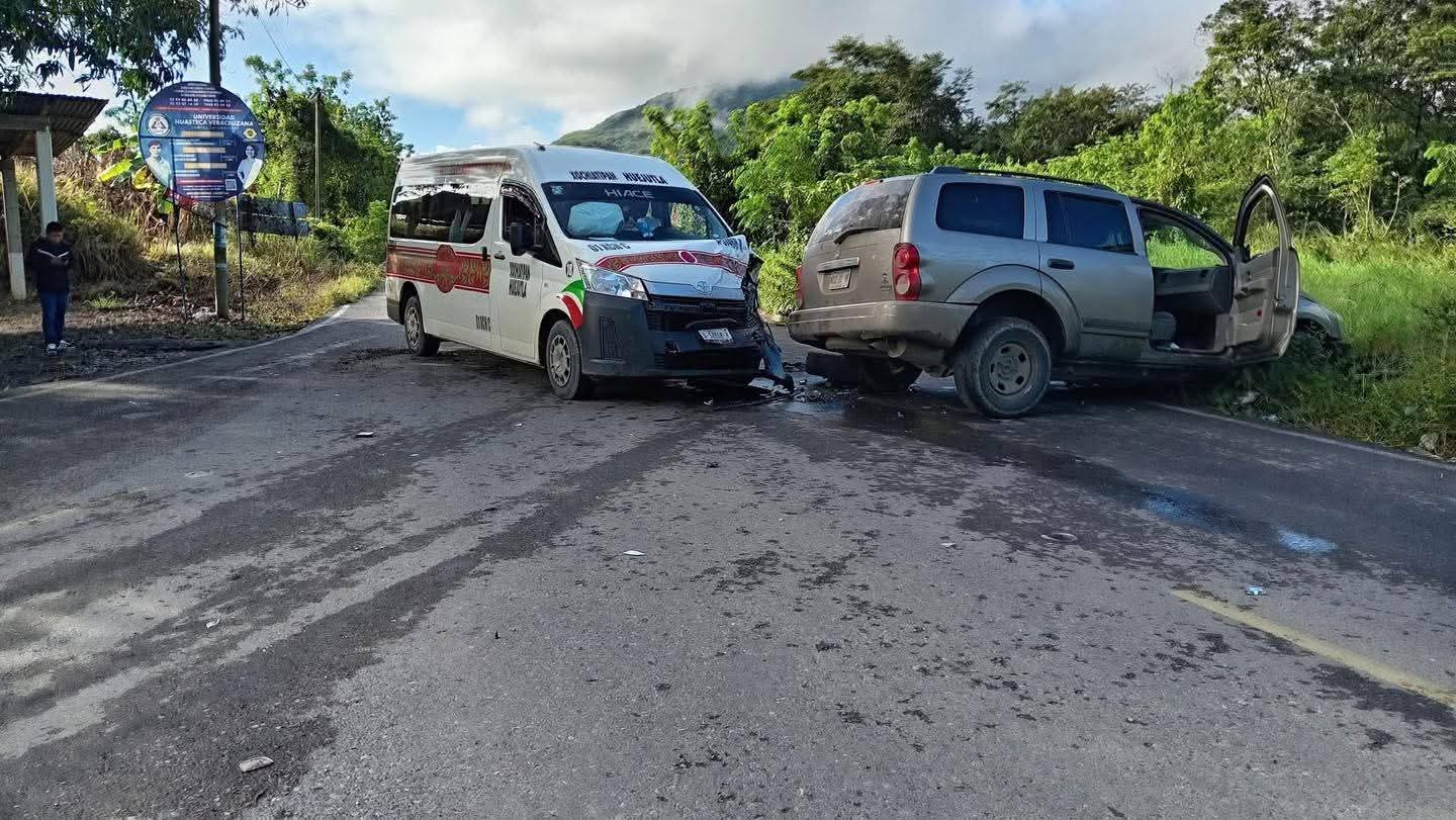 Choque entre transporte público y vehículo particular en #Xochiatipan