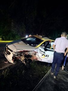 Taxi en presunto estado de ebriedad choca con vehículo familiar en carretera #Xilitla - Y Griega 🚕💥