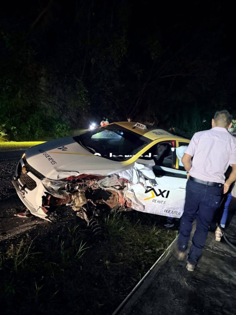 Taxi en presunto estado de ebriedad choca con vehículo familiar en carretera #Xilitla - Y Griega 🚕💥
