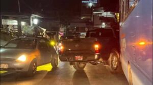 Camioneta pick up sufre accidente al intentar rebasar en #Tamazunchale 🚙💥