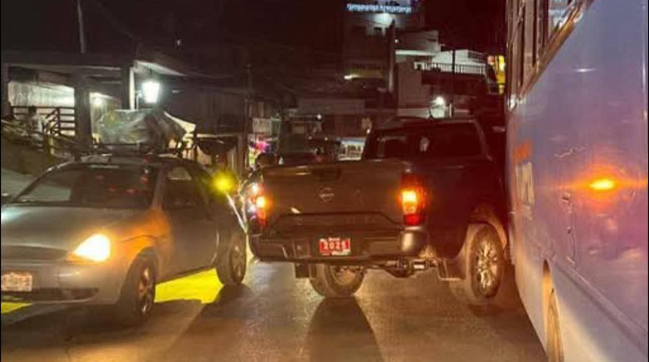 Camioneta pick up sufre accidente al intentar rebasar en #Tamazunchale 🚙💥