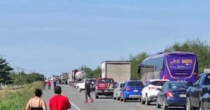 Bloqueo vial en la Valles–Tampico