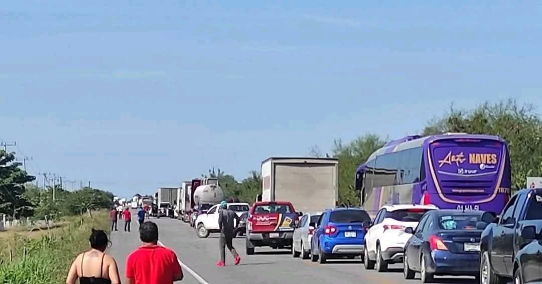 Bloqueo vial en la Valles–Tampico