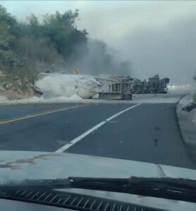 Vehículo pesado se voltea en autopista #Tamasopo - Rayón 🚛💥