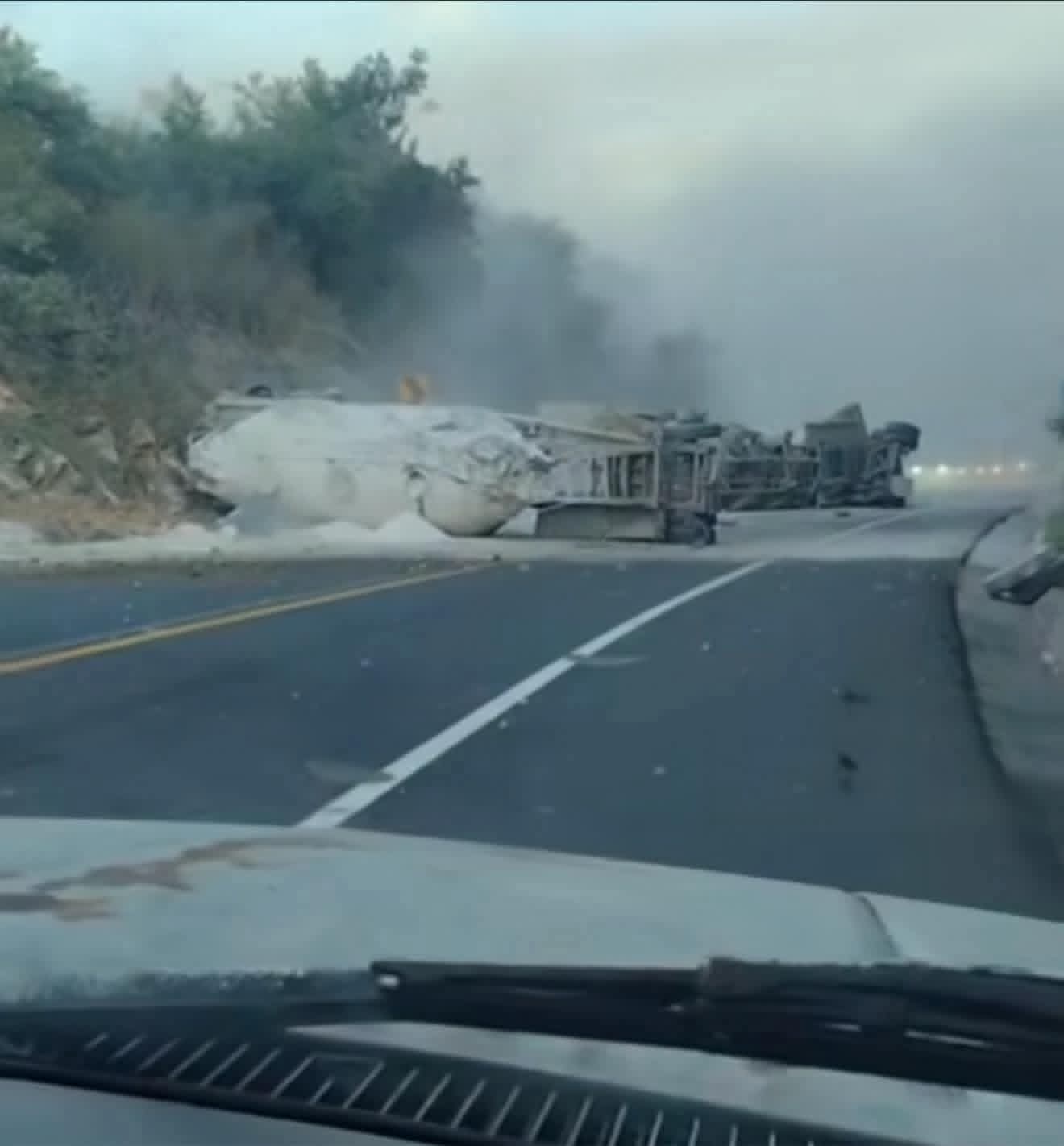 Vehículo pesado se voltea en autopista #Tamasopo - Rayón 🚛💥