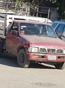 Adulto mayor permanece horas bajo el sol en Bodega Aurrera
