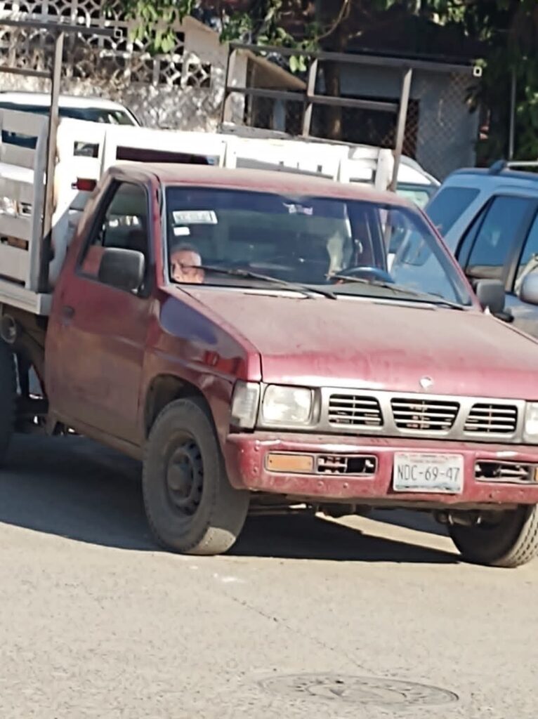 Adulto mayor permanece horas bajo el sol en Bodega Aurrera