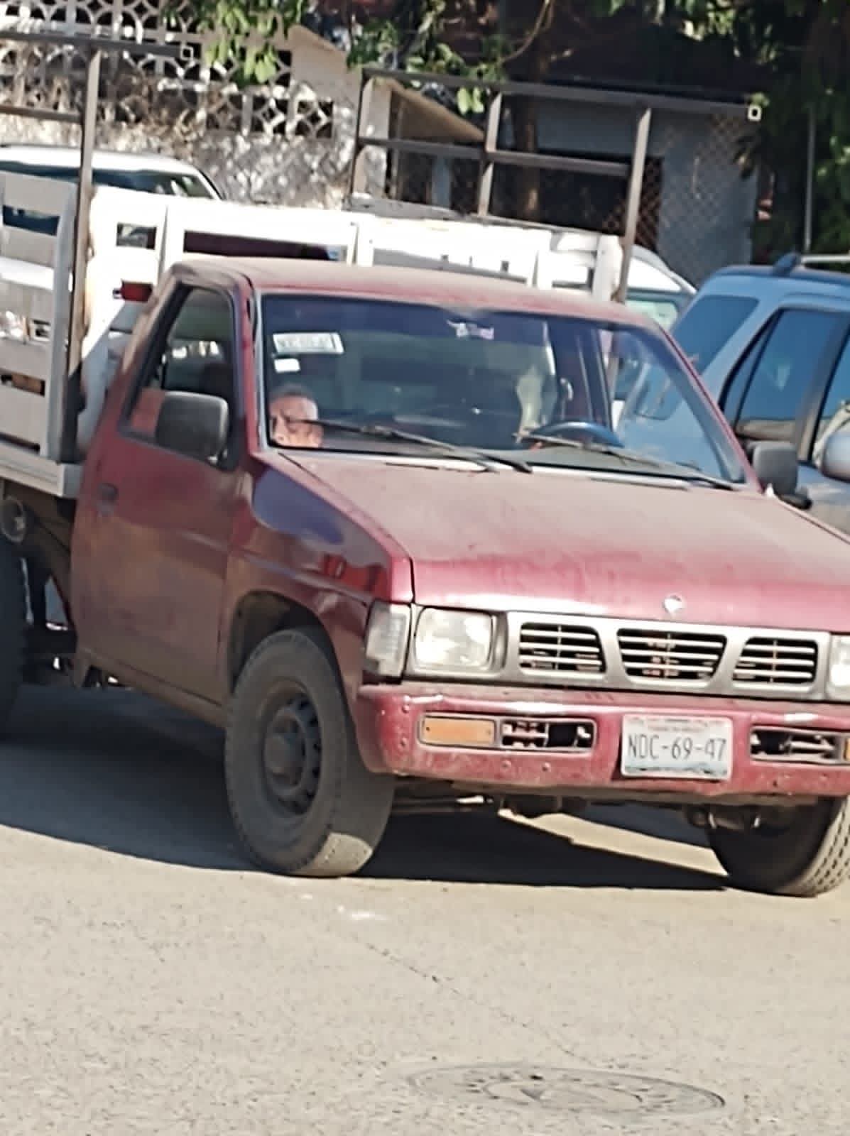Adulto mayor permanece horas bajo el sol en Bodega Aurrera