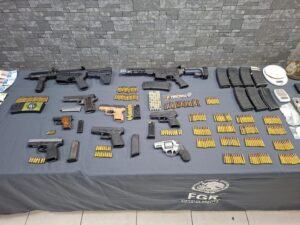 ASEGURA FISCALÍA GENERAL DE LA REPÚBLICA ARSENAL Y DETIENE A DOS DELINCUENTES TRAS CATEOS