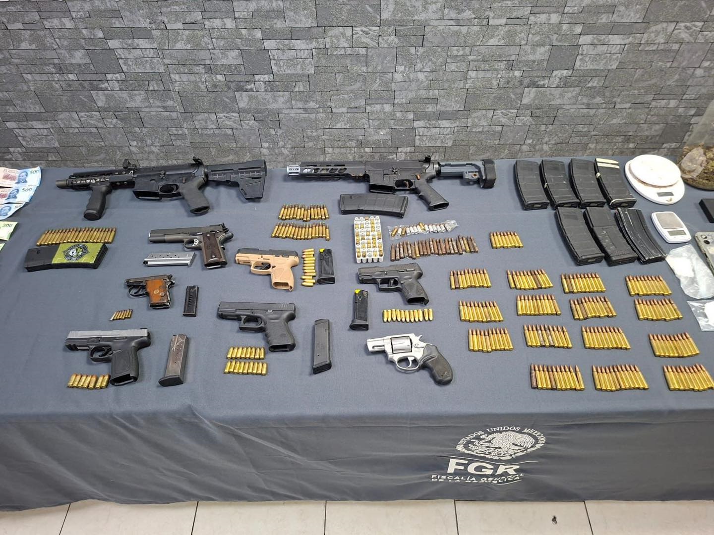 ASEGURA FISCALÍA GENERAL DE LA REPÚBLICA ARSENAL Y DETIENE A DOS DELINCUENTES TRAS CATEOS