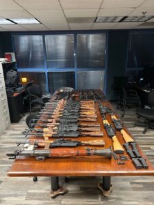 DETIENEN A MUJER CON ARSENAL EN GARITA DE ARIZONA