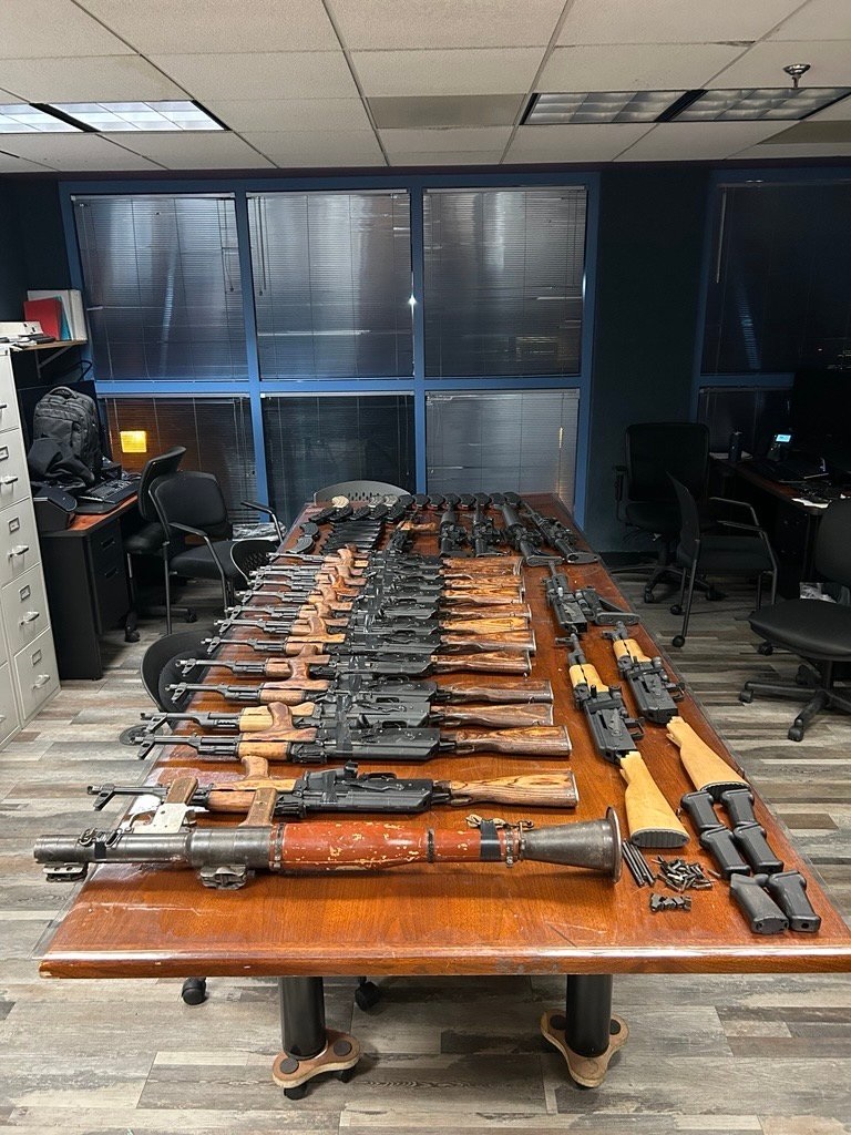 DETIENEN A MUJER CON ARSENAL EN GARITA DE ARIZONA