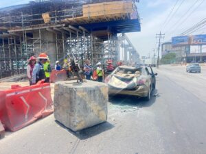 GOBIERNO DE NUEVO LEÓN Y EMPRESA CONTRATISTA SE DESLINDAN DE HERIDOS TRAS CAER ESTRUCTURA SOBRE VEHÍCULO EN LÍNEA 6 DEL METRO