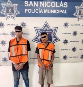 DETIENEN A SAQUEADORES DE CHATARRA; UNO SUBIÓ A LAS CASAS PARA ESCAPAR