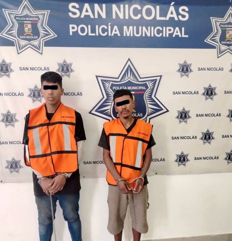 DETIENEN A SAQUEADORES DE CHATARRA; UNO SUBIÓ A LAS CASAS PARA ESCAPAR