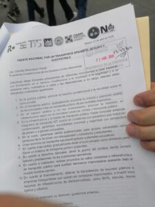 FRENTE NACIONAL POR UN MEJOR TRANSPORTE PÚBLICO ENTREGA DOCUMENTO DE PETICIÓN A CLAUDIA SHEINBAUM
