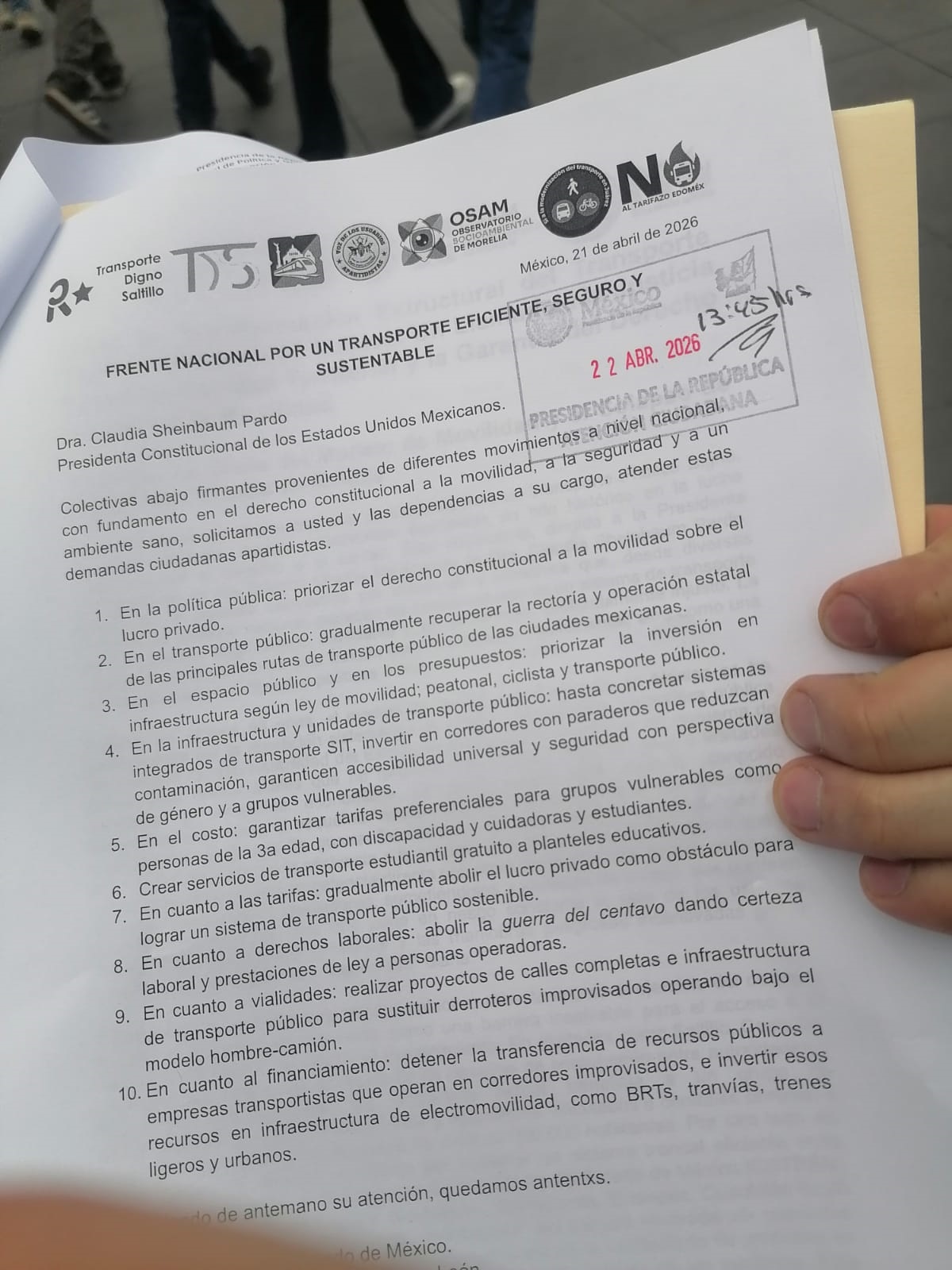 FRENTE NACIONAL POR UN MEJOR TRANSPORTE PÚBLICO ENTREGA DOCUMENTO DE PETICIÓN A CLAUDIA SHEINBAUM