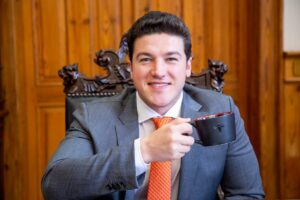 LA RED FAMILIAR QUE TIENE A SAMUEL GARCÍA CONTRA LAS CUERDAS